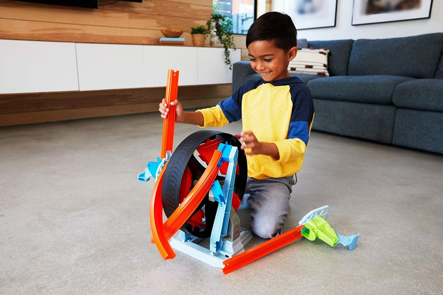 Hot Wheels Spin Wheel Challenge Play Set - Ultimate Track Set for Boys (Includes One Car, Multicolor) GJM77